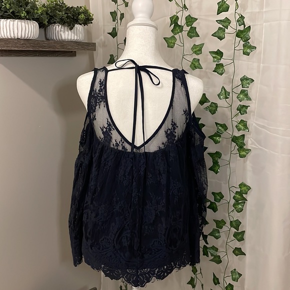 ABERCROMBIE AND FITCH LACE BELL SLEEVE BLOUSE • SIZE XSMALL • NAVY BLUE - Picture 3 of 4